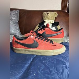 NIKE SB ZOOM BLAZER LOW PRO GT CINNABAR RED-BLACK SZ 12 [DC7695-600]